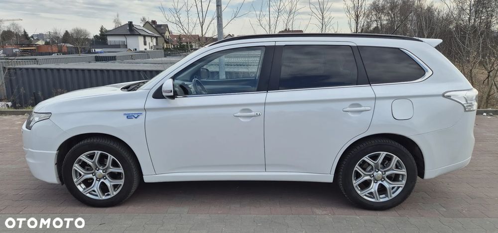 Mitsubishi Outlander PHEV Instyle NAVI + - 2