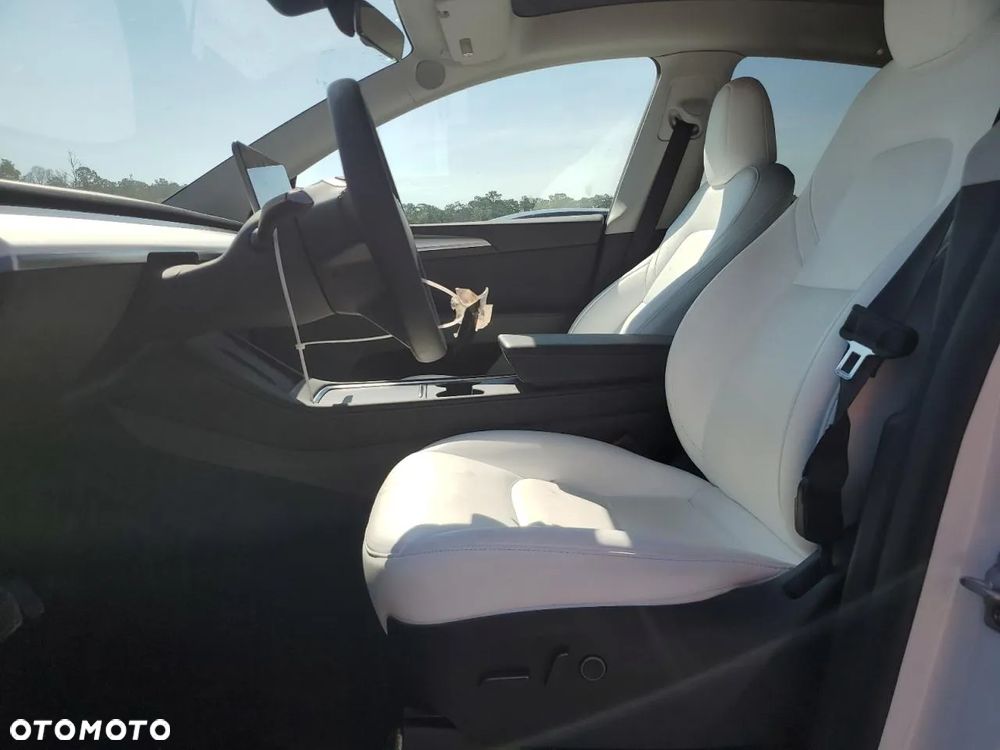 Tesla Y - 7