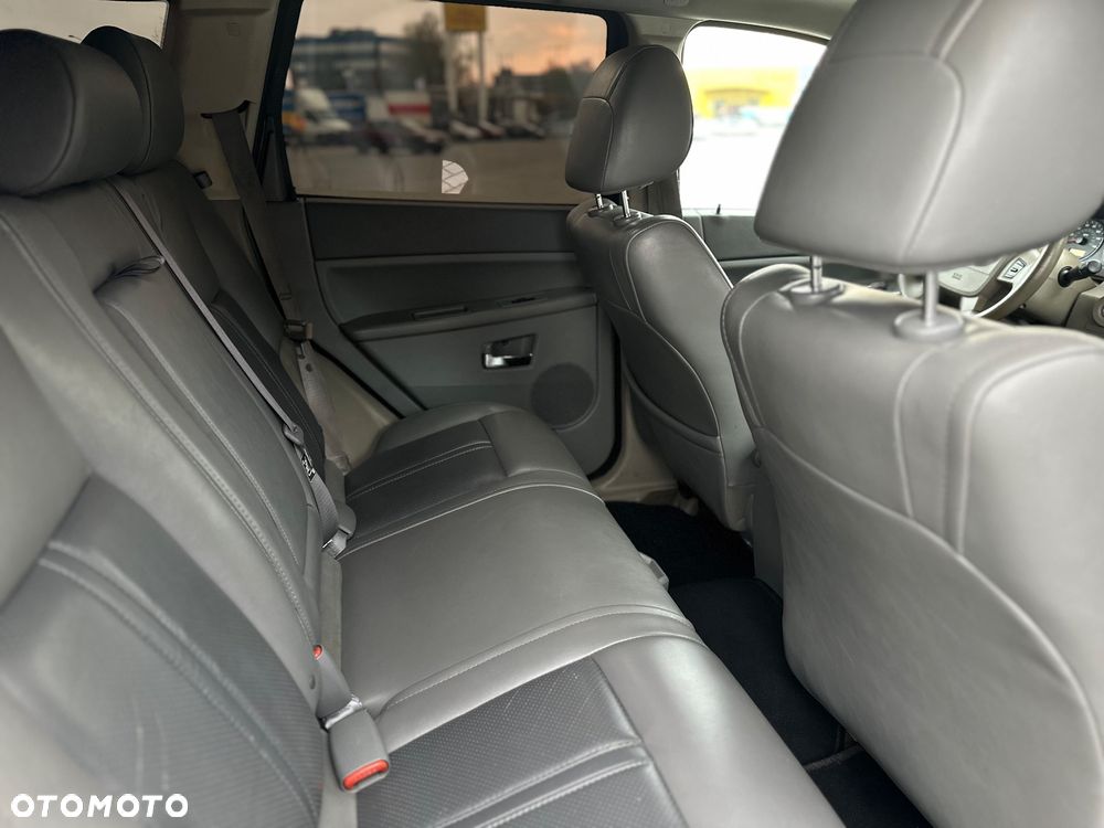 Jeep Grand Cherokee - 16