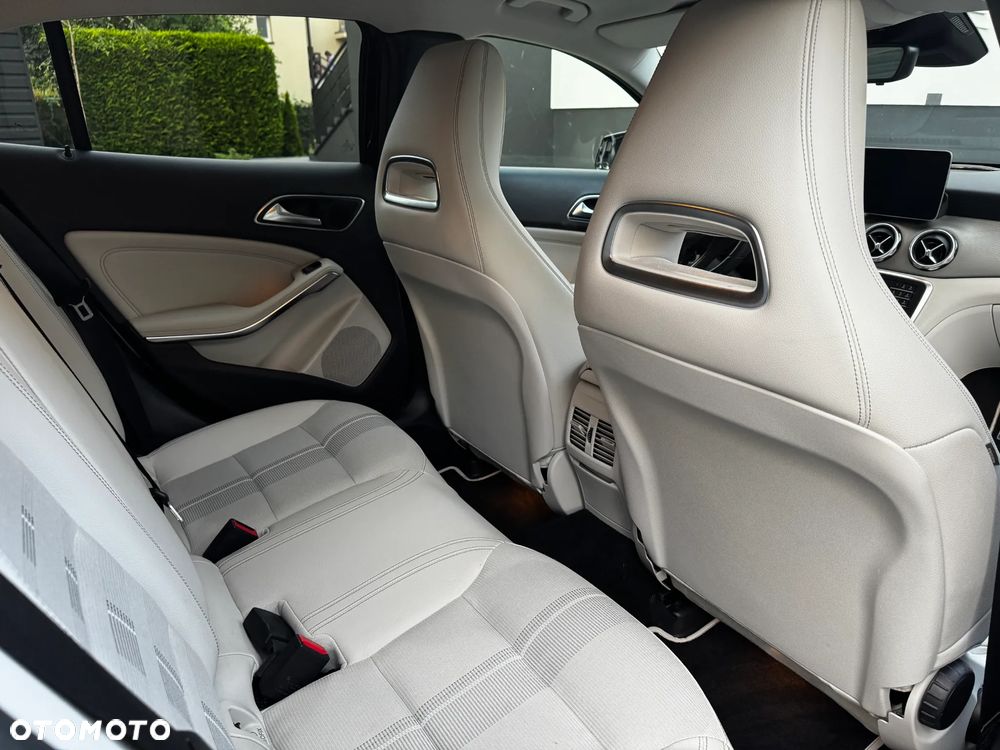 Mercedes-Benz GLA 200 7G-DCT - 13