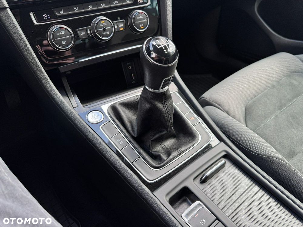 Volkswagen Golf - 29