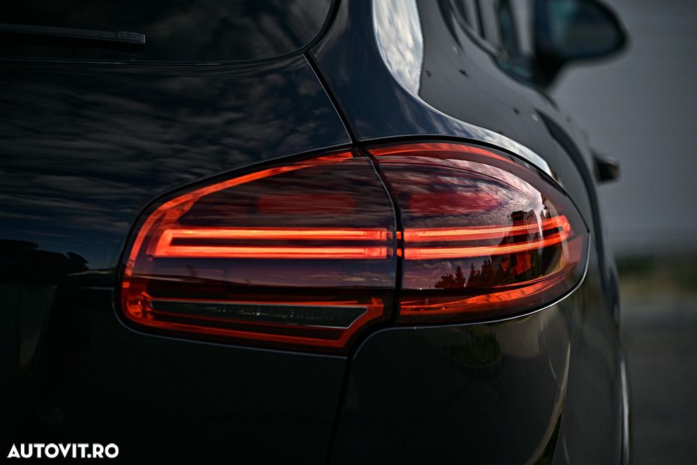 Porsche Cayenne 3.0 L - 7
