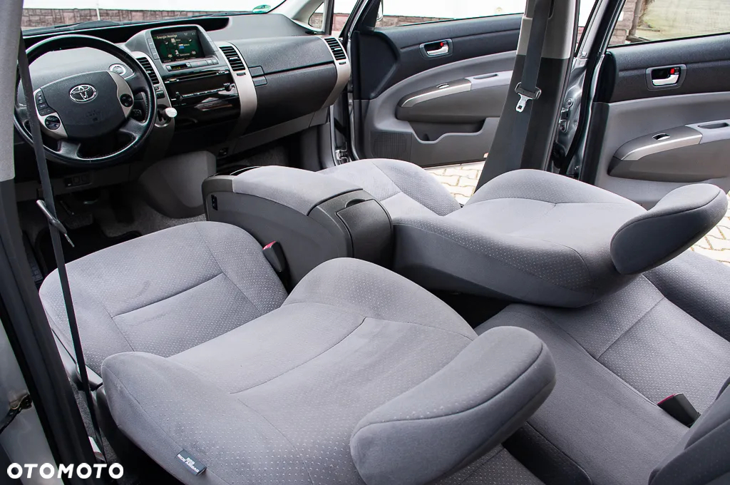 Toyota Prius (Hybrid) Executive - 26