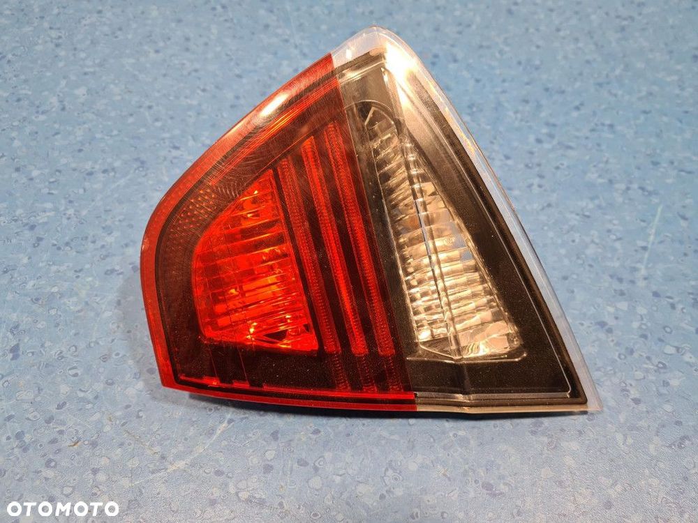 BMW 320I E90 LAMPA TYŁ PRAWA WEWNĘTRZNA - 1