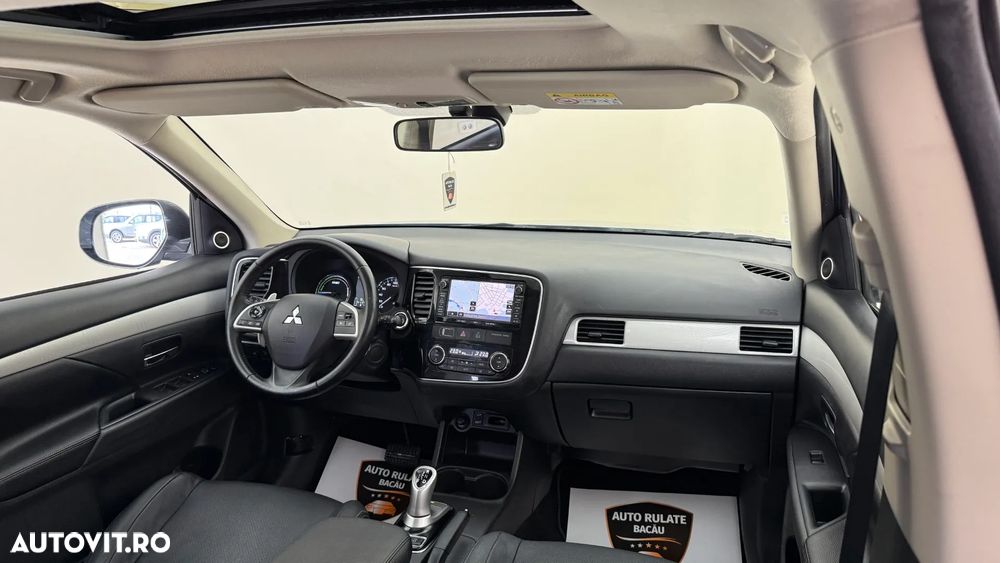 Mitsubishi Outlander 2.0 4WD Plug-In Hybrid - 14