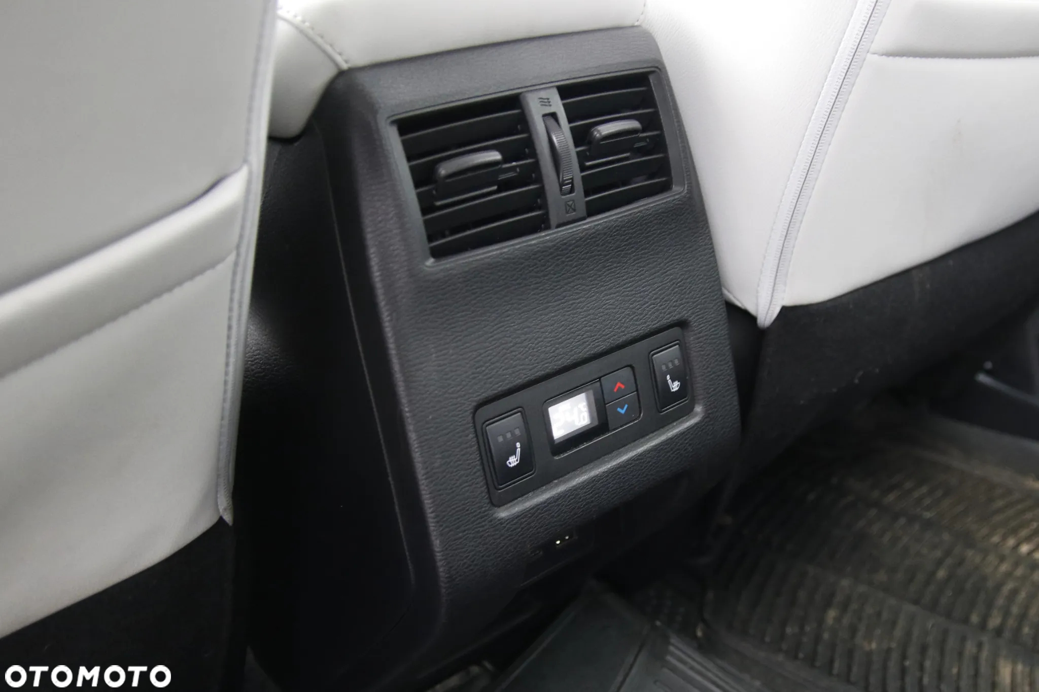 Mitsubishi Outlander - 24