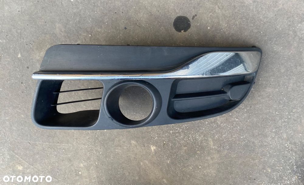 RENAULT LAGUNA 3 III LIFT 11- > lewa chrom kratka ZDERZAKA  przedniego KRATKA halogenu W ZDERZAK  przedni  przód zaślepka na halogen przedni lewy 620102560R - 1