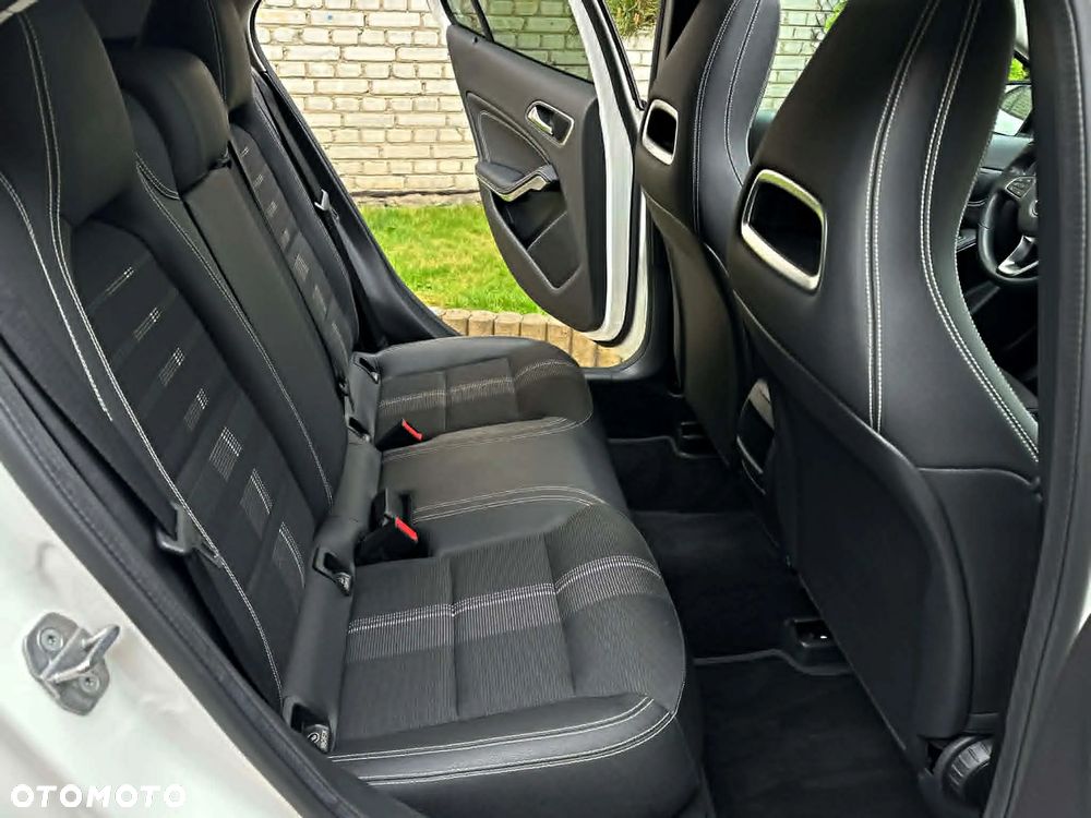 Mercedes-Benz GLA 200 7G-DCT Urban - 30