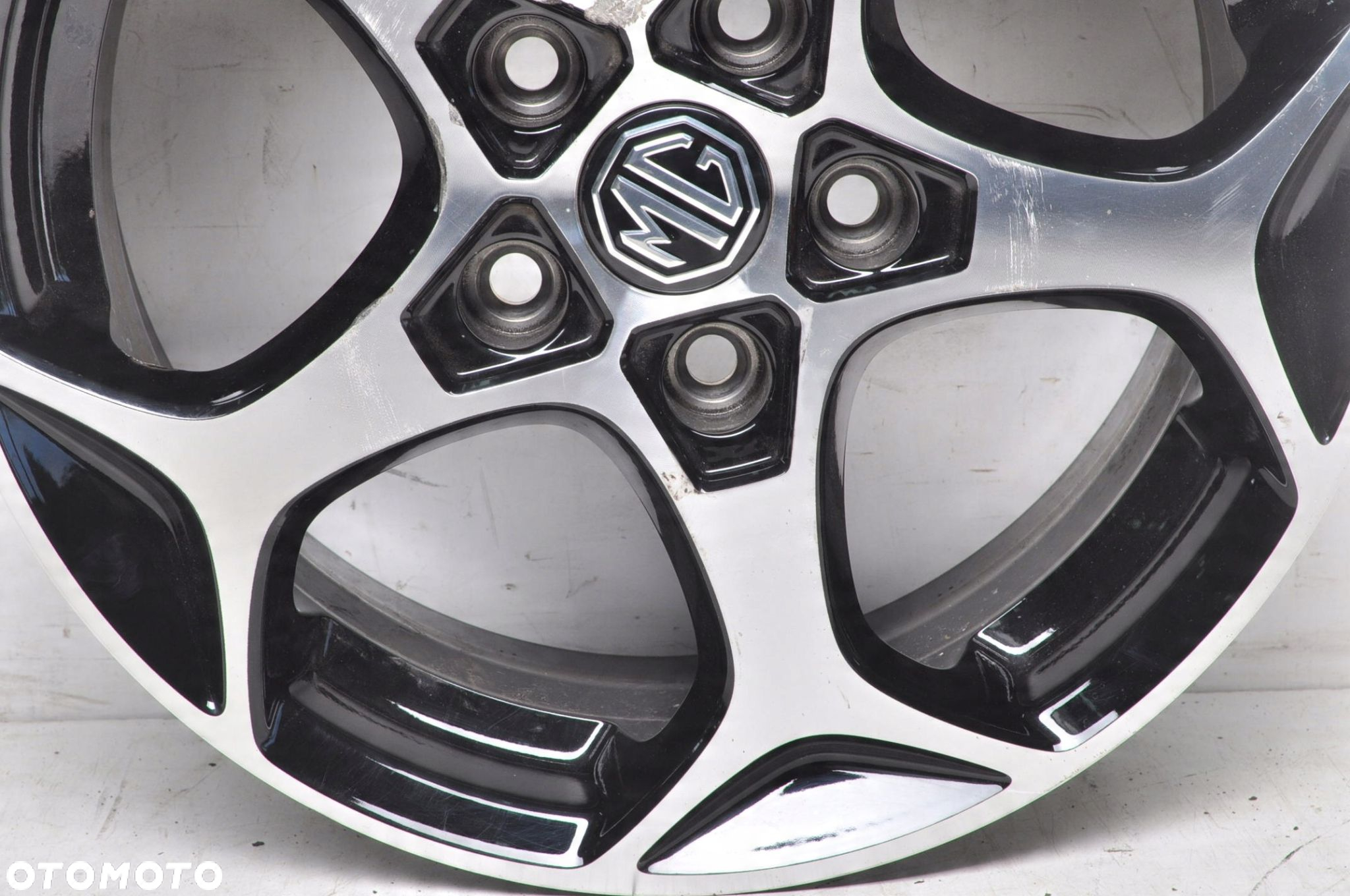 MG ZS FELGA ALUMINIOWA R16" 6J 5X112 ET50 11136372 - 2