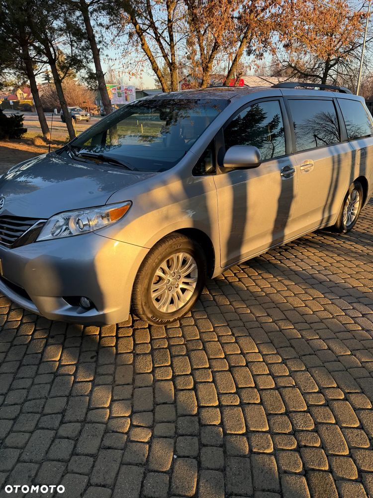 Toyota Sienna - 2