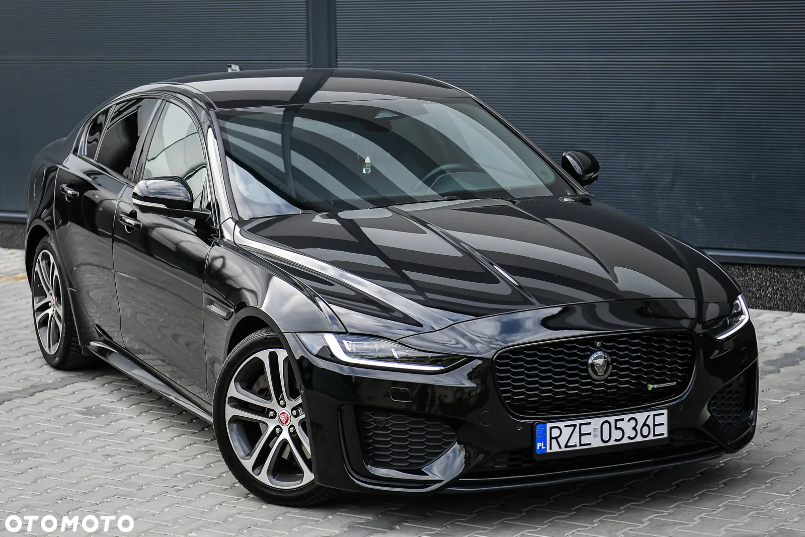 Jaguar XE 2.0 D180 R-Dynamic S - 8