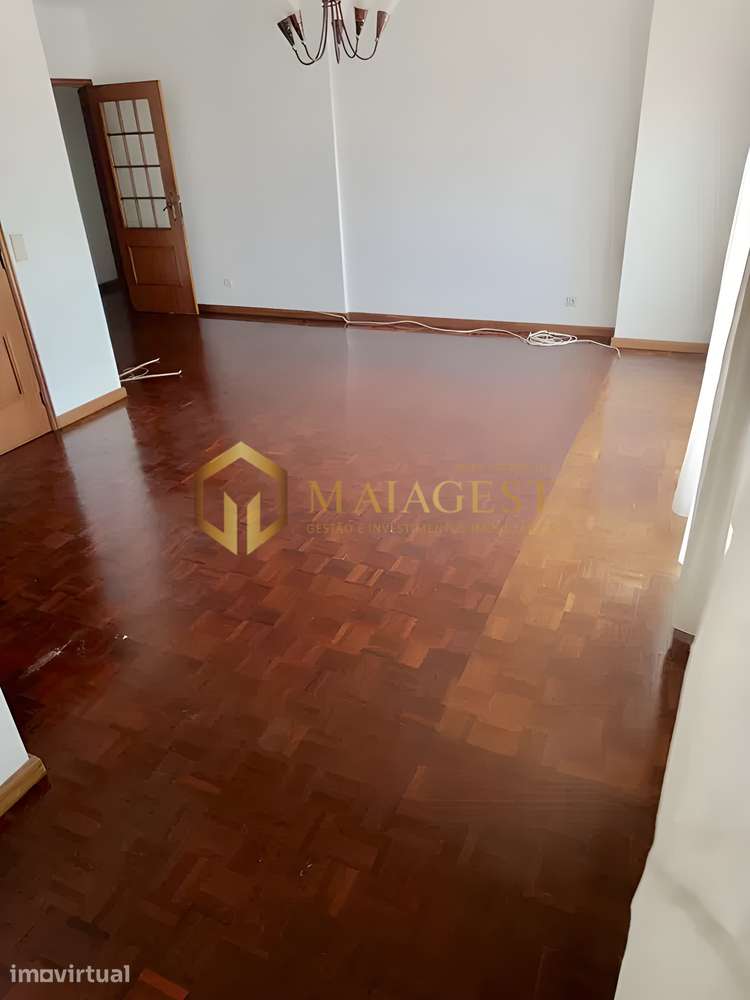 Apartamento T3 remodelado no último piso com Pátio - Grande imagem: 2/8