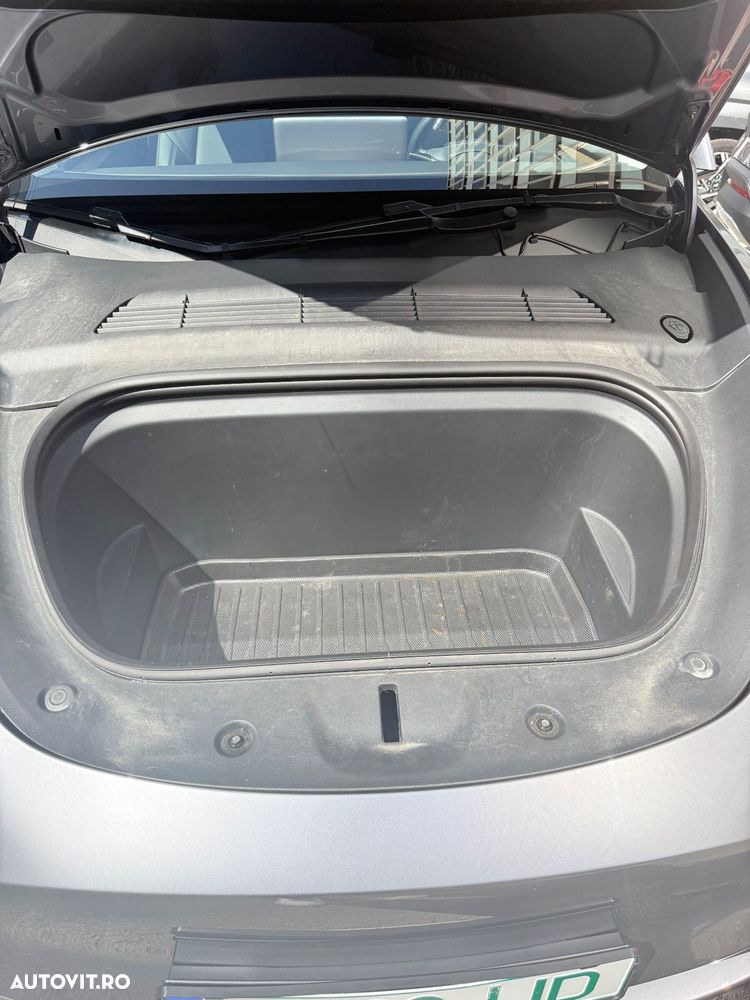 Tesla Model Y - 12