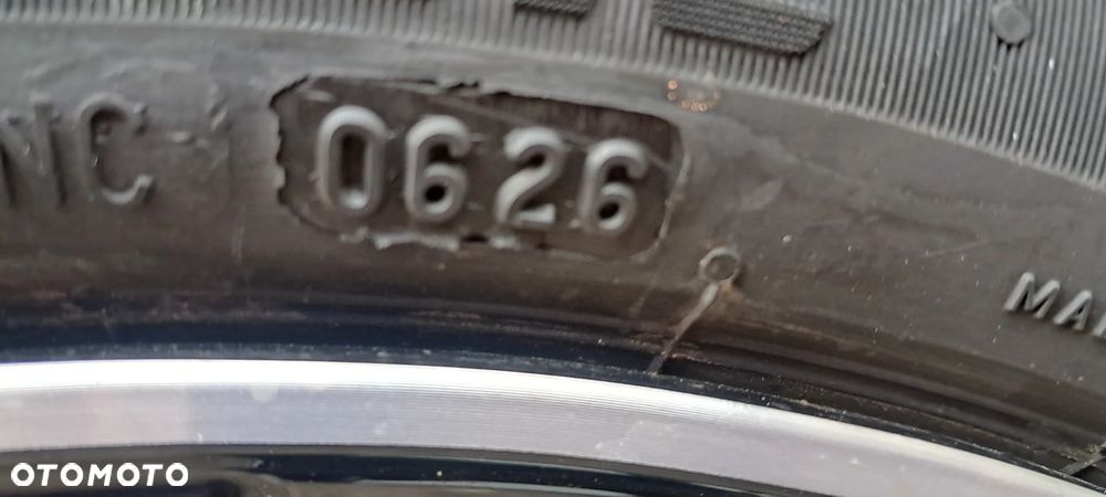 Toyota Yaris Hybrid 100 Selection Platinum - 24
