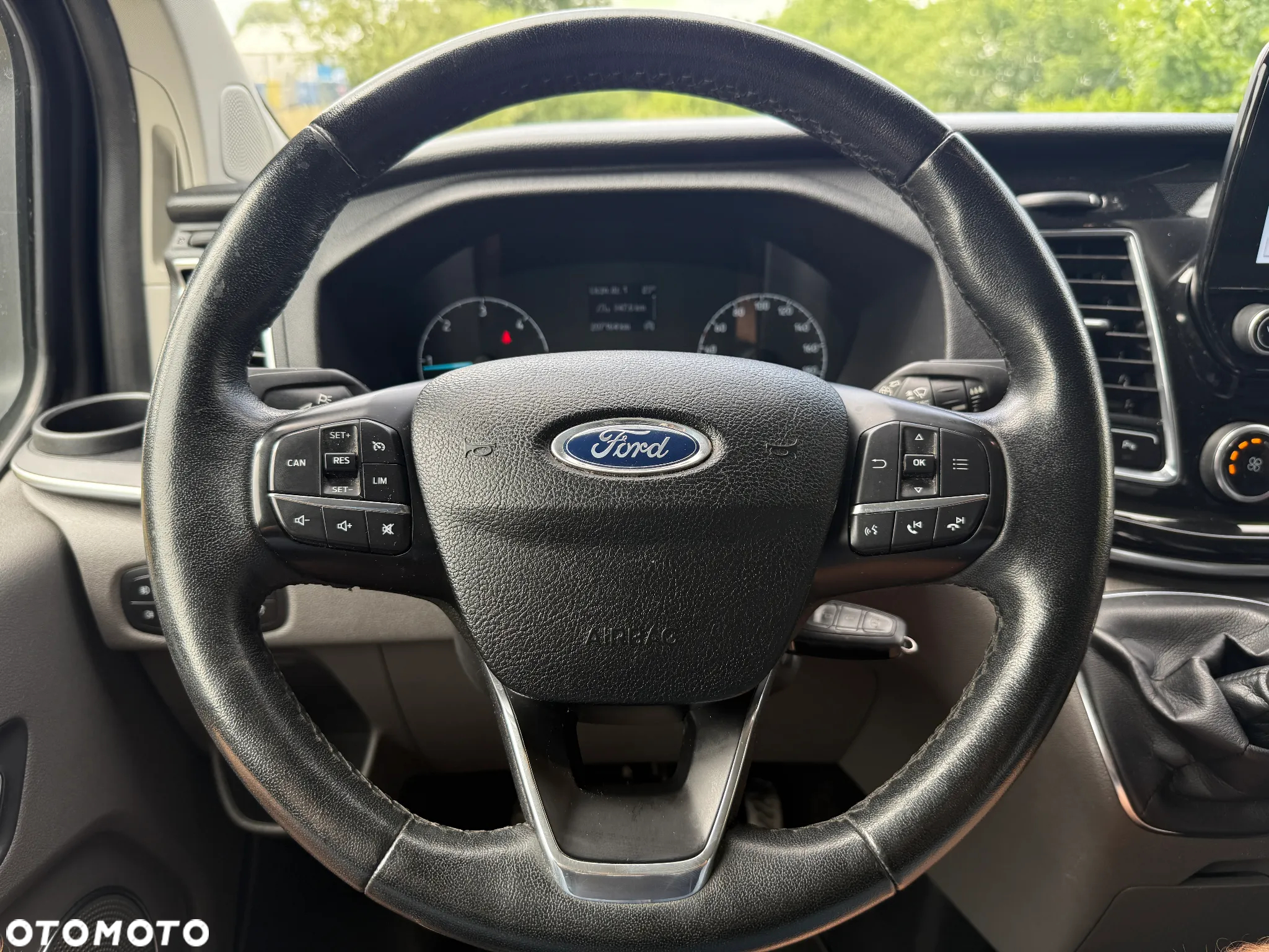 Ford Tourneo Custom - 26