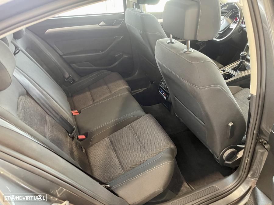 VW Passat 1.6 TDI BlueMotion - 24