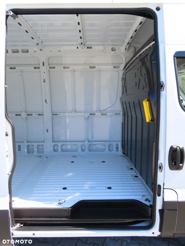 Iveco Daily 35S18 3.0 HPI 180 KM POWER Furgon Blaszak XXL 4.70 CM MAXI LONG Wysokość H2 1900 mm WZMACNIANE ZAWIESZENIE 968 Kg Ładowność HAK 3500 Kg Rozstaw Osi 4100 mm DMC 3500 Kg, WZMACNIANY Stan NOWY NIE UŻYWANY OKAZJA DOSTEPNY I GOTOWY - 23