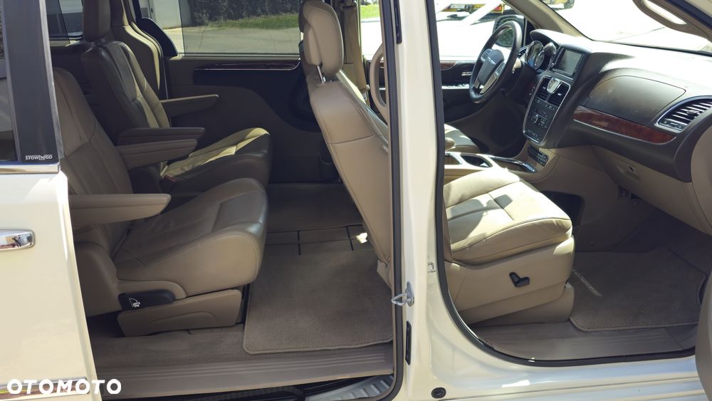 Chrysler Town & Country 3.6 Limited - 10