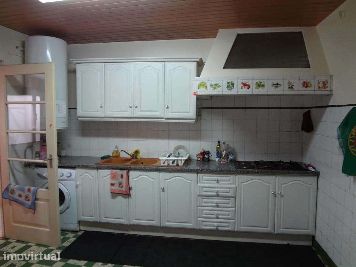 Quarto - localizado em Baixa Coimbra - Grande imagem: 4/21
