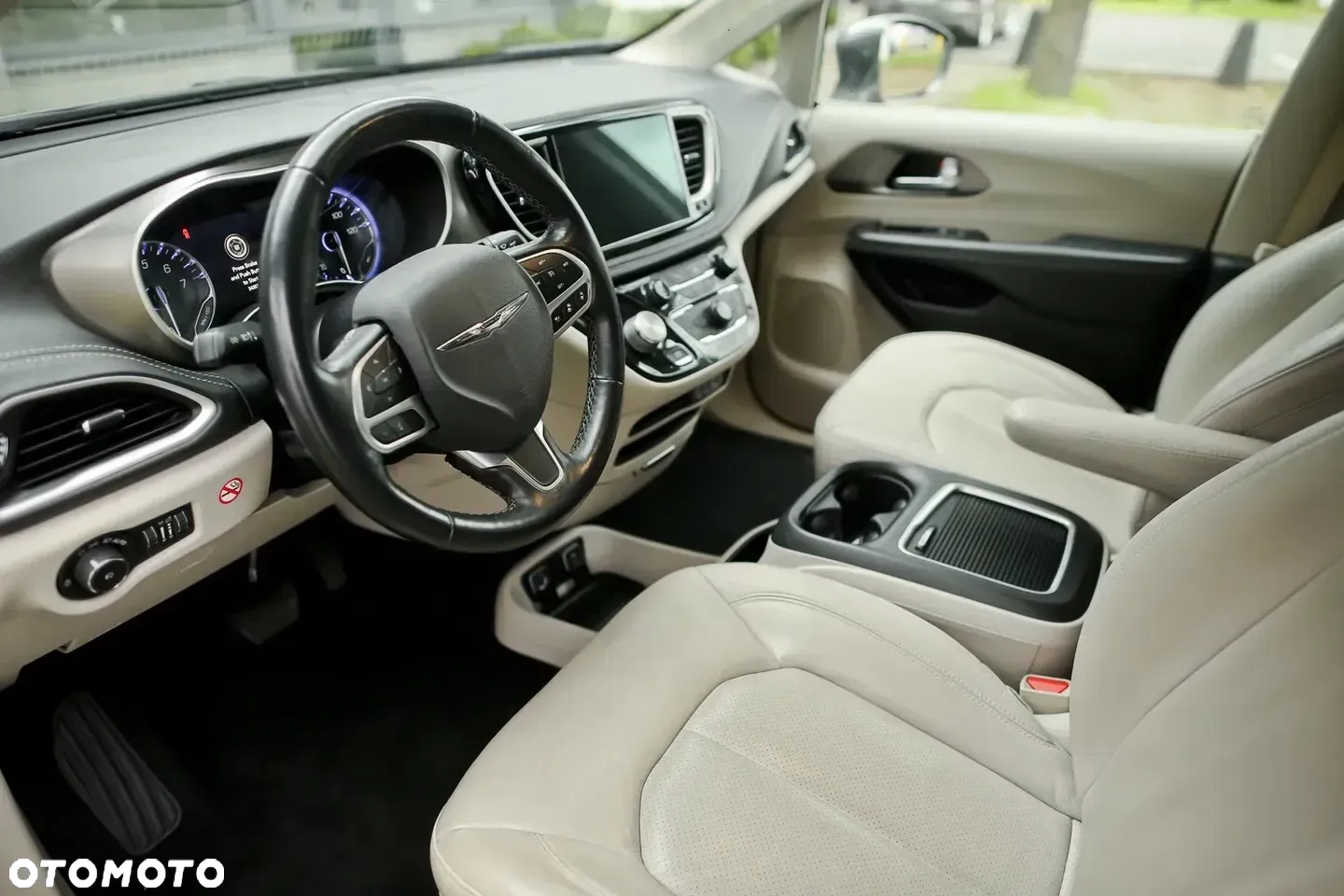 Chrysler Pacifica - 16