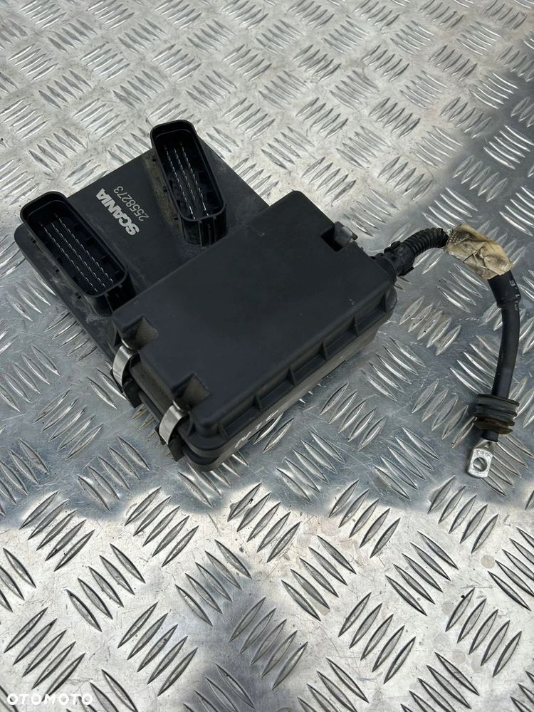 PUSZKA SKRZYNKA Z BEZPIECZNIKAMI SCANIA R S - 1