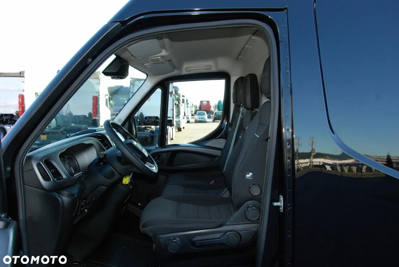 Iveco DAILY 35-180 /  BLASZAK / 2022 ROK /  HI-MATIC / Full opcja / CZARNY METALIK /  SPROWADZONY / PO KONTRAKCIE SERWISOWYM - 25
