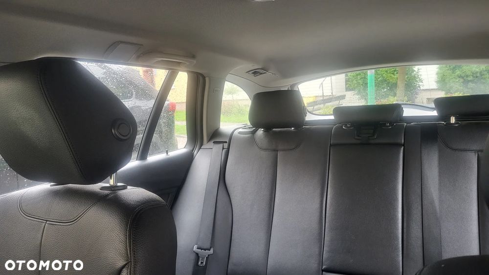 BMW Seria 3 320i Touring xDrive - 15