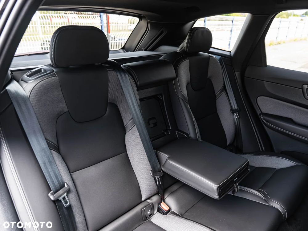 Volvo XC 60 B4 D Plus Dark - 27
