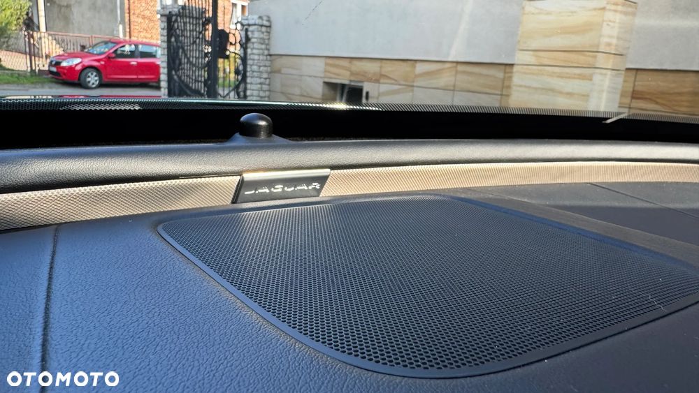 Jaguar XE - 21
