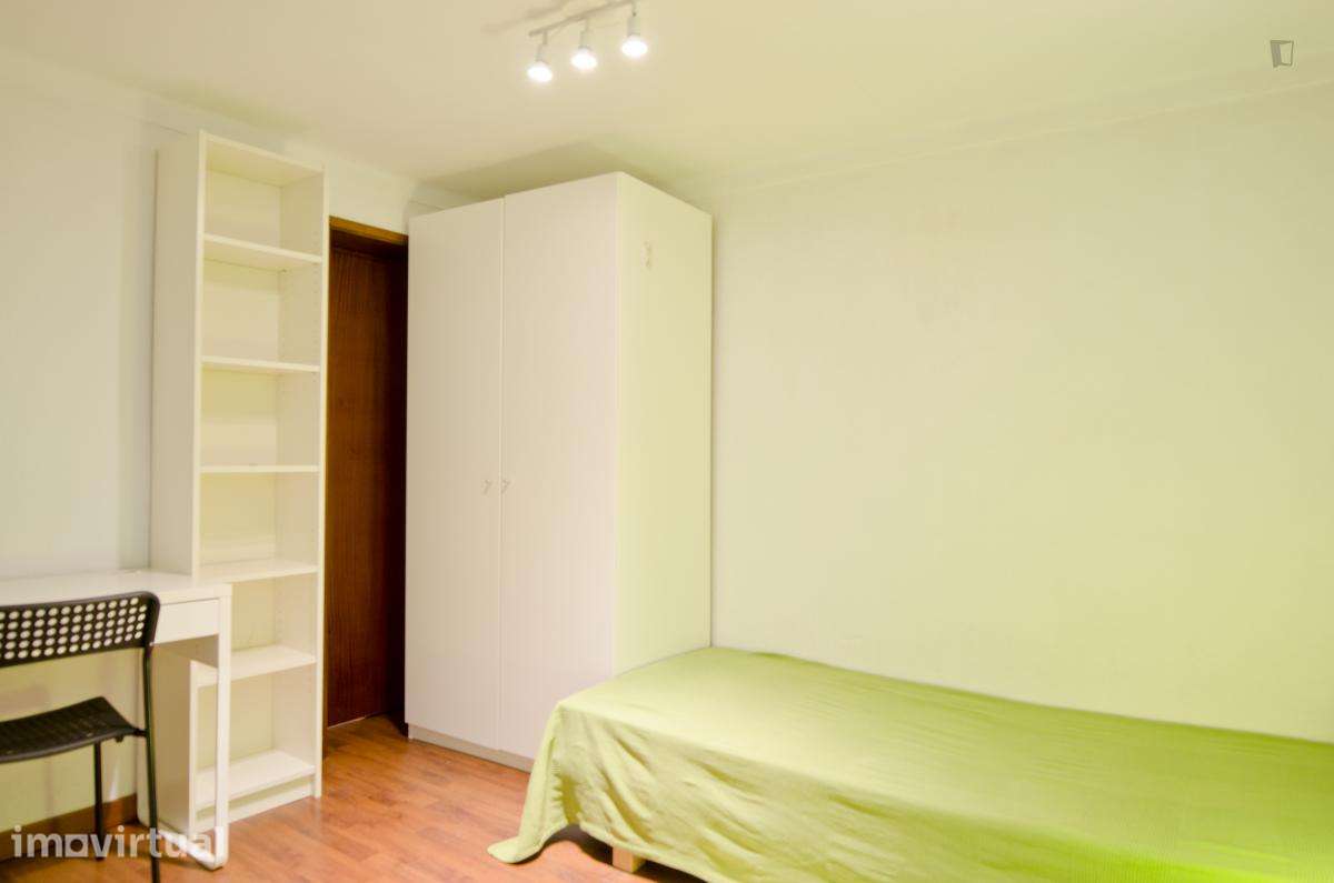 Quarto - localizado em Anjos Lisbon - Grande imagem: 4/26