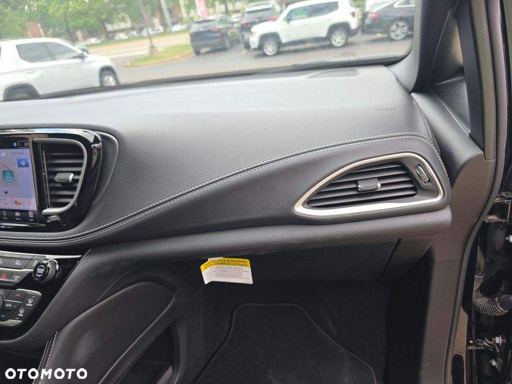 Chrysler Pacifica - 15