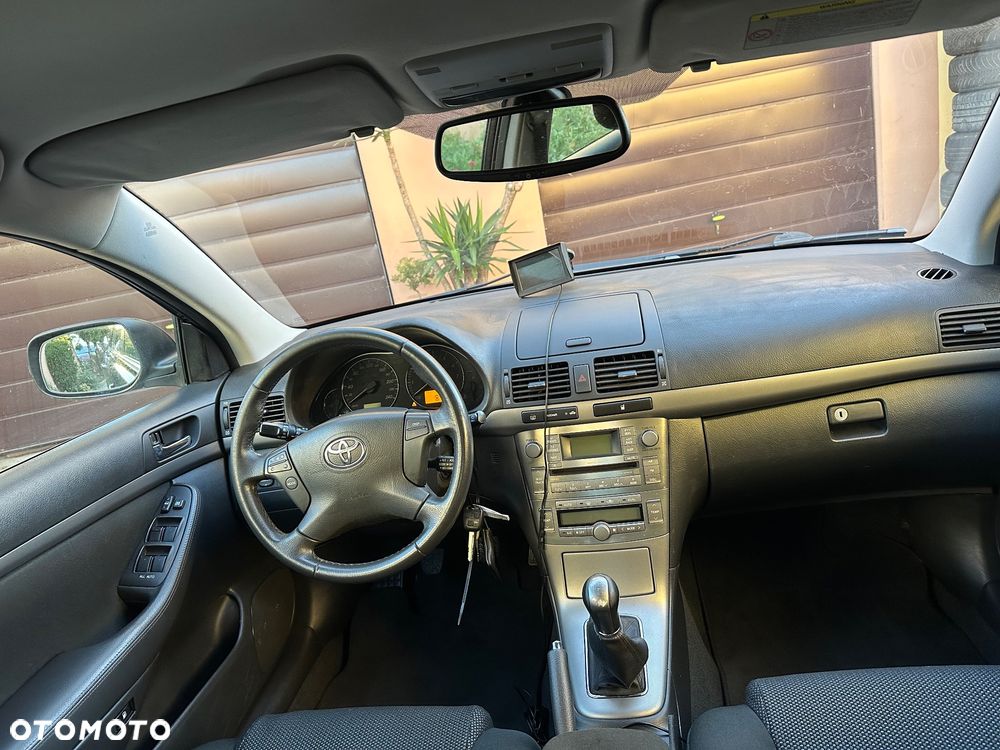 Toyota Avensis 2.0 VVT-i Combi Executive - 32