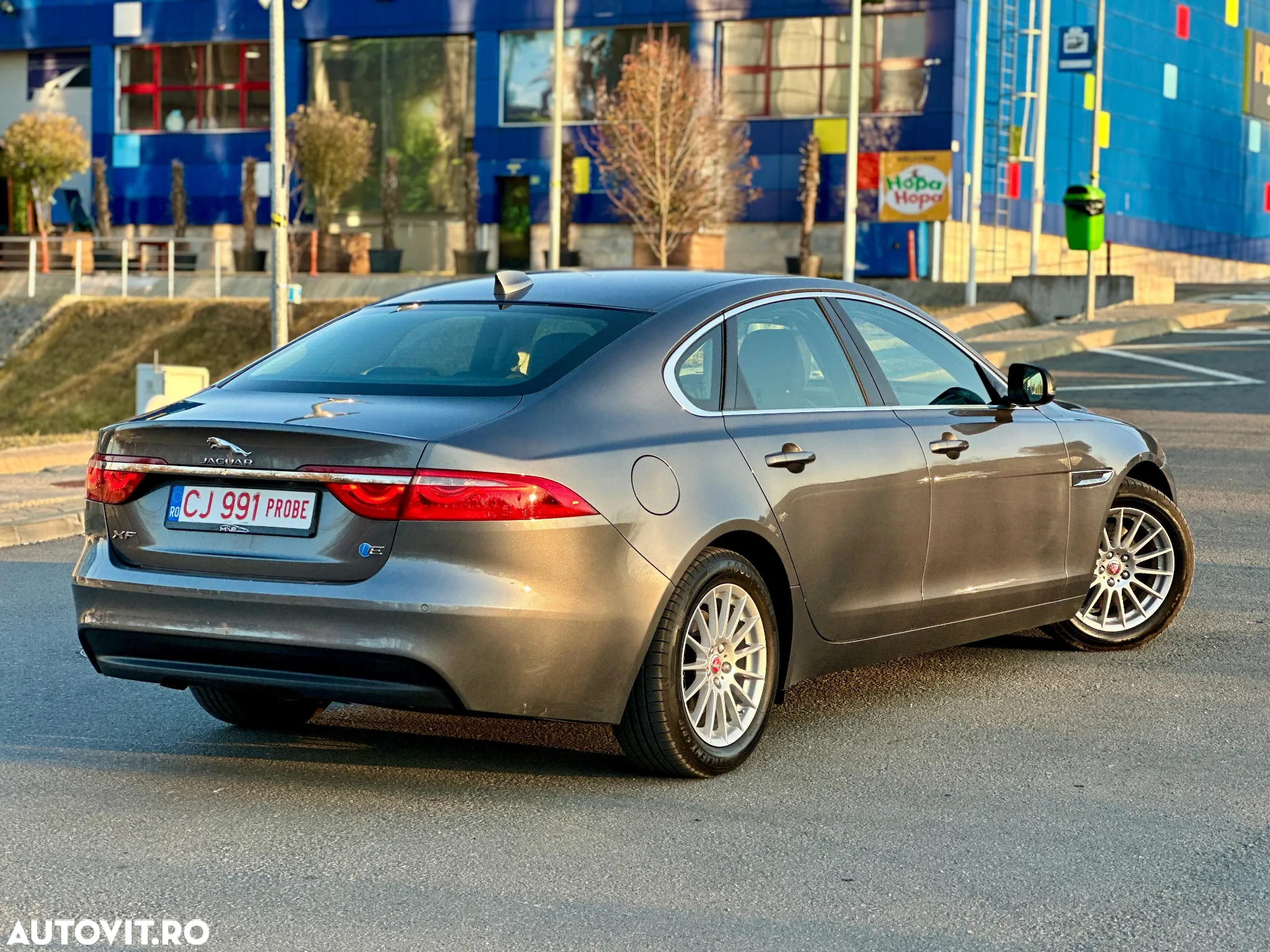 Jaguar XF 20d RWD E-Performance Portfolio - 3