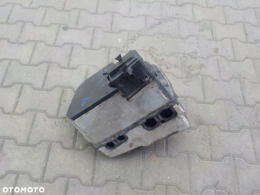 VW T5 LIFT PLASTIK OBUDOWA SKRZYNKA BEZPIECZNIKÓW - 2