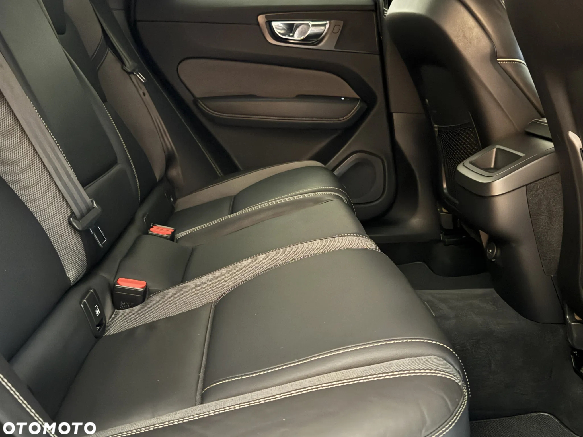 Volvo XC 60 B4 D Plus Dark - 30