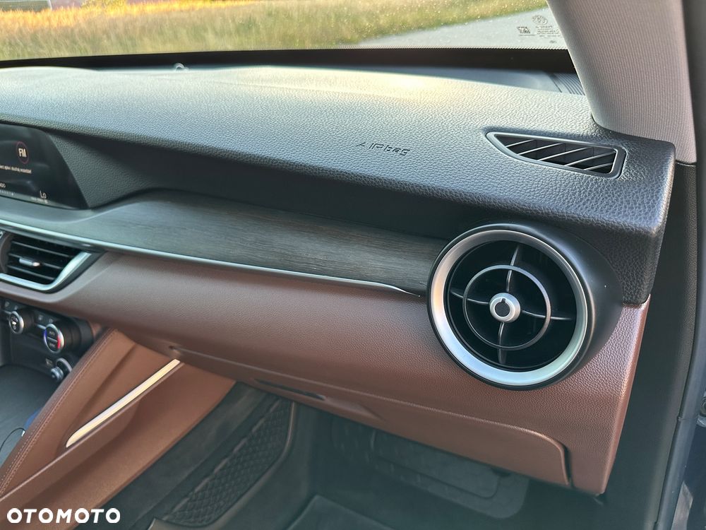 Alfa Romeo Stelvio 2.0 Turbo 16V AT8-Q4 Ti - 34
