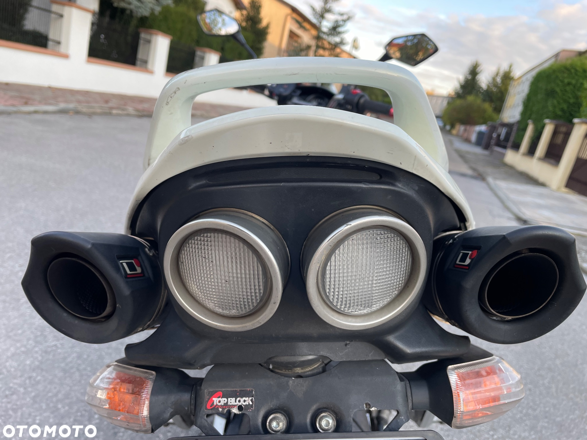 Suzuki GSR - 12