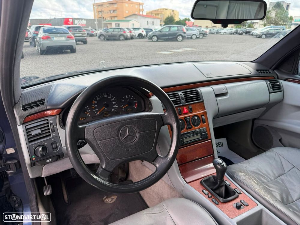 Mercedes-Benz E 220 D Classic - 25