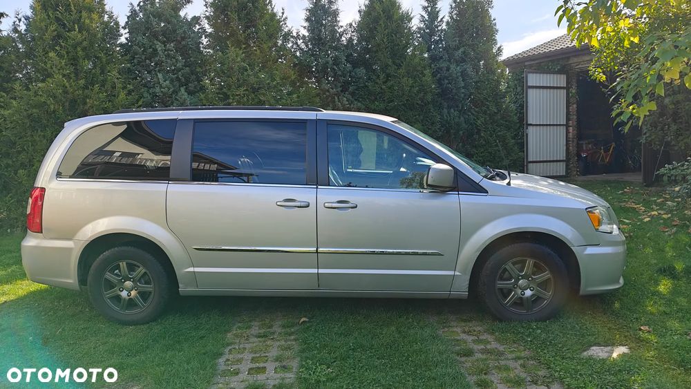 Chrysler Town & Country - 3