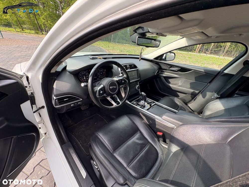 Jaguar XE 2.0 D R-Sport - 17