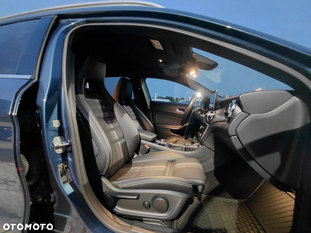 Mercedes-Benz GLA 200 7G-DCT Urban - 32
