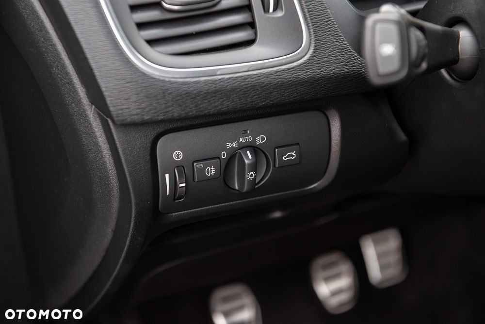 Volvo V40 T4 R-Design - 17