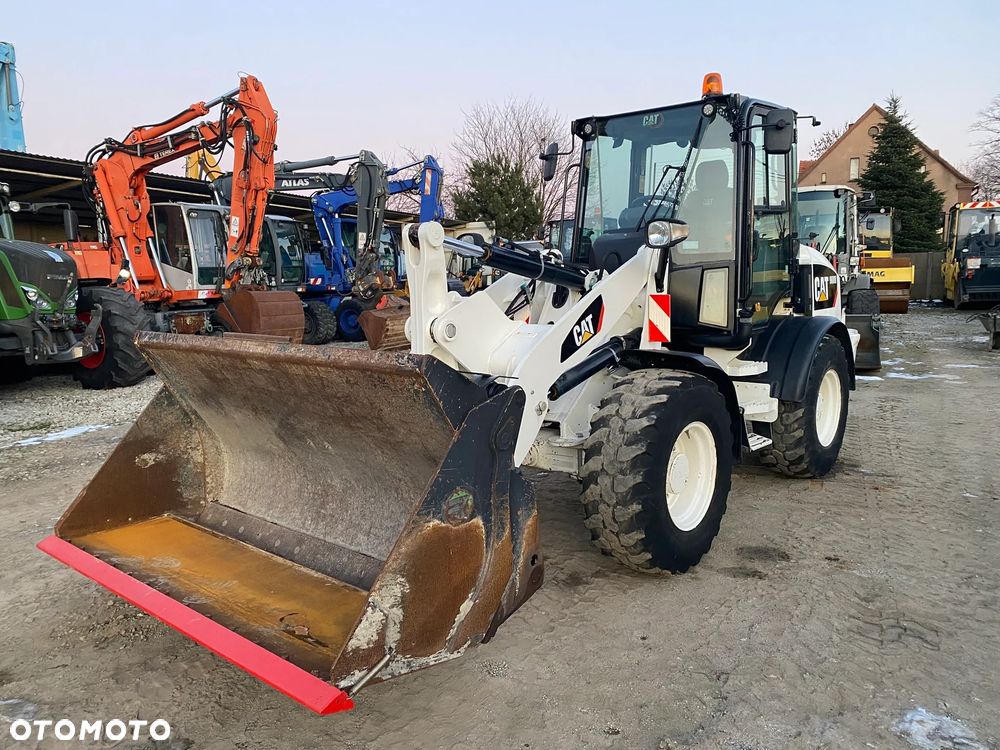 Caterpillar CAT 908M, 2020 ROK, 3400 MTH, ŁYŻKA OTWIERANA + WIDŁY, z NIEMIEC, - 11