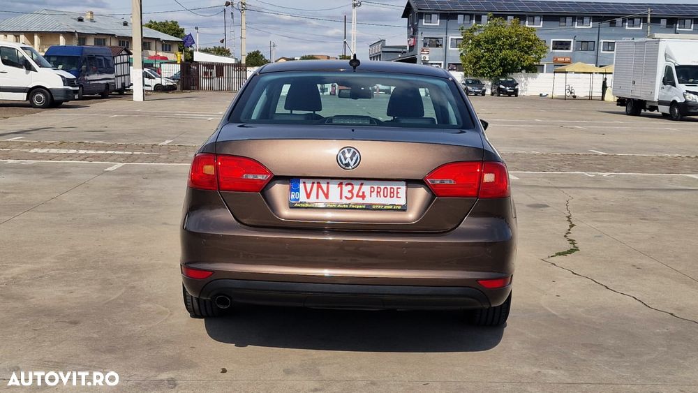 Volkswagen Jetta 1.6 TDI DSG Blue Motion Technology Life - 8