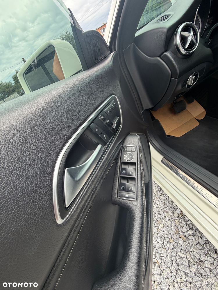 Mercedes-Benz CLA 250 4-Matic AMG Line - 11
