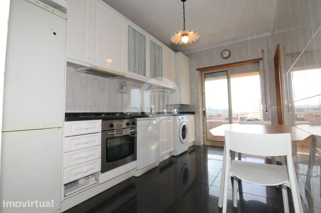 Apartamento T3, mobilado e com garagem para dois carros, centro - Grande imagem: 4/31