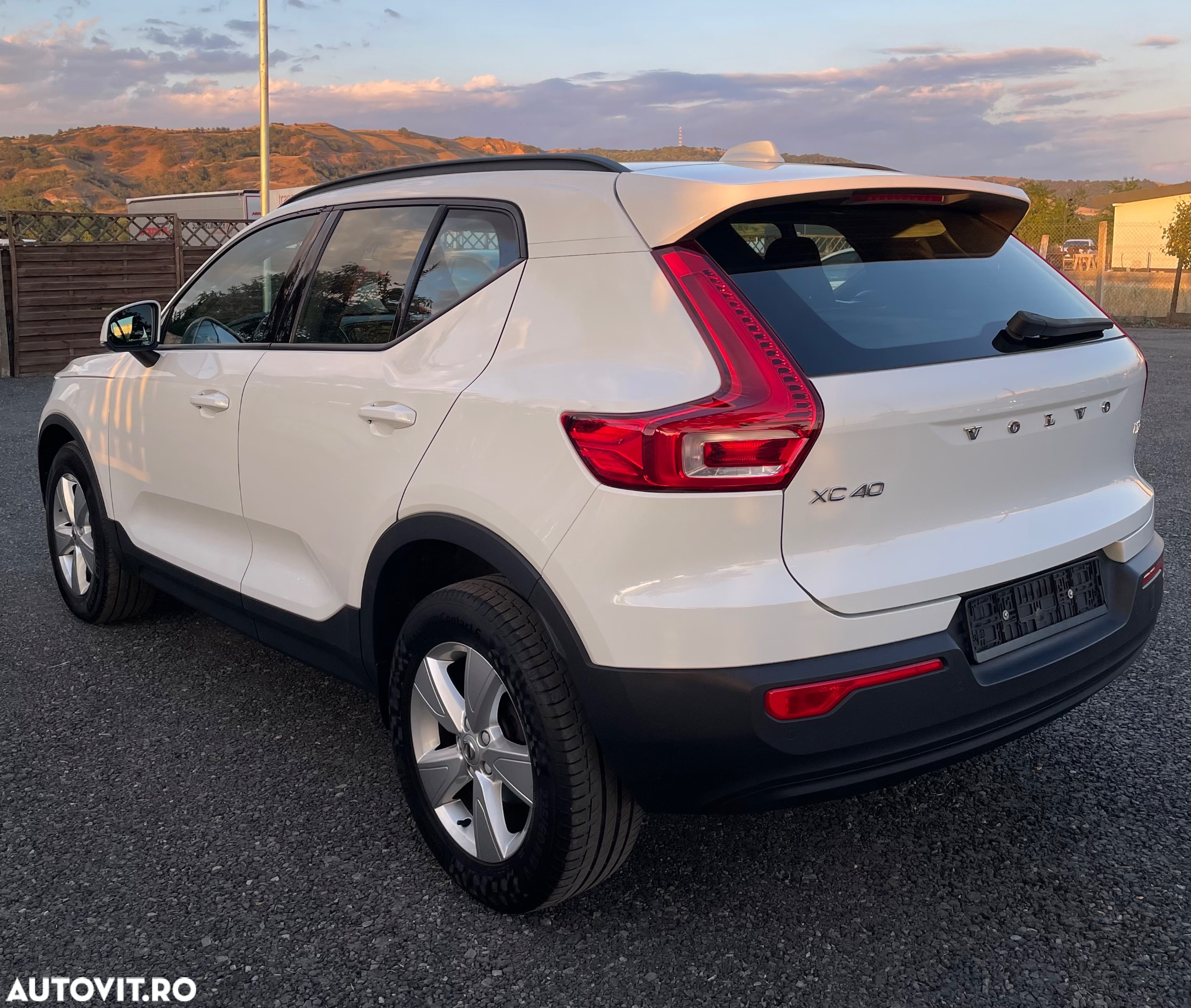 Volvo XC 40 T2 AT8 Momentum - 4