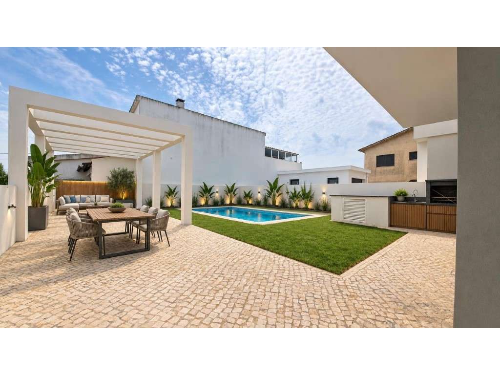 Com Piscina Moradia 2 Pisos geminada Fernão Ferro.