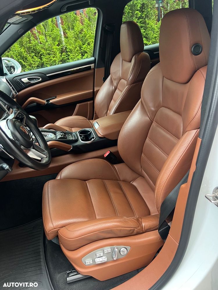 Porsche Cayenne 3.0 L - 8