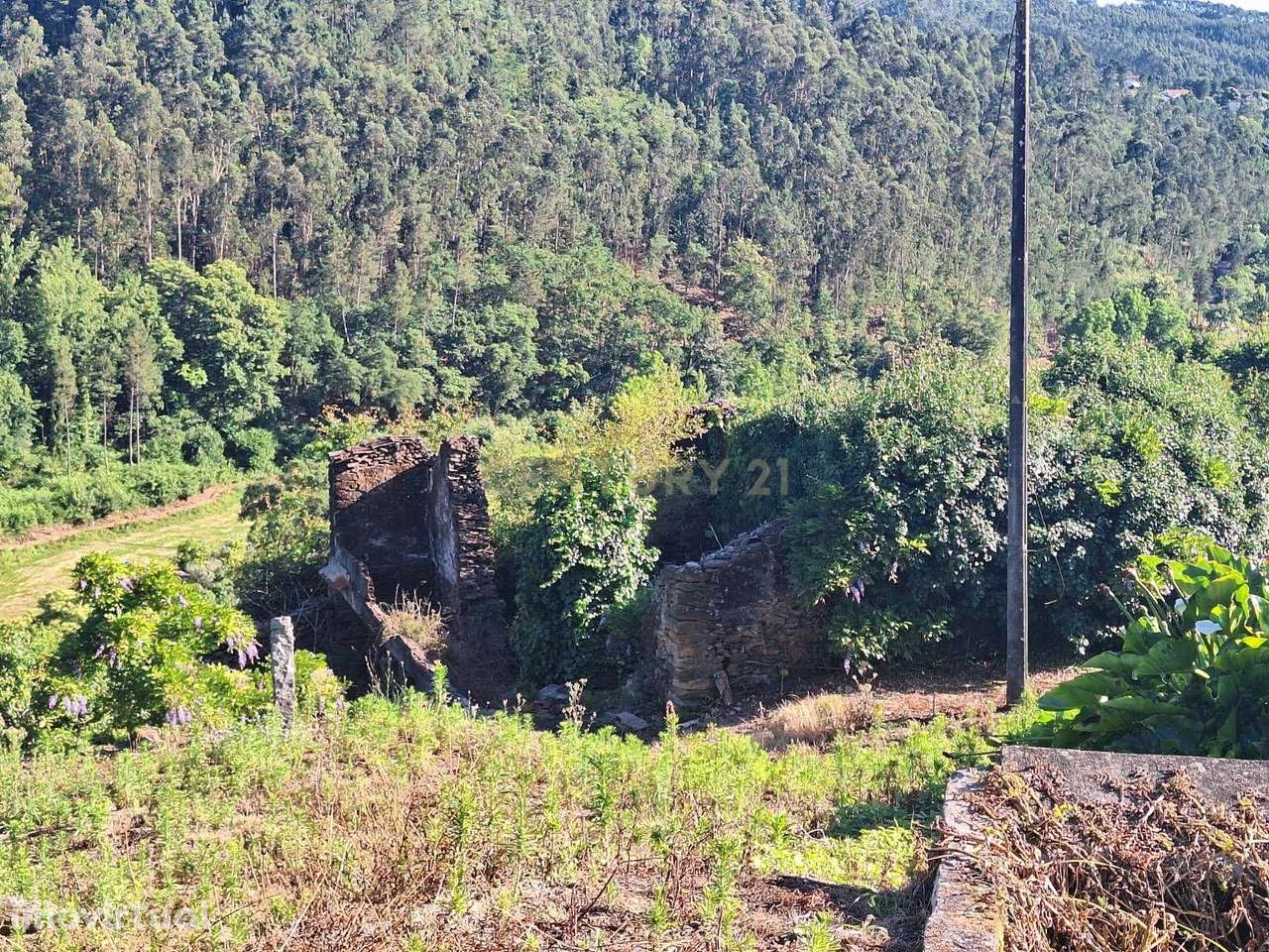 Terreno Urbano em Tropeço com Ruínas para Reconstrução - Grande imagem: 3/7